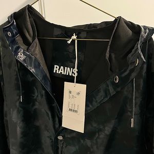 BNWT Rains Longer Jacket in unique colour echoes